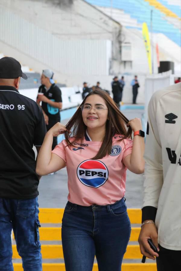 ¡De película! Las bellas damas se roban el show previo al clásico entre Olimpia y Motagua ¡De película! Las bellas damas se roban el show previo al clásico entre Olimpia y Motagua