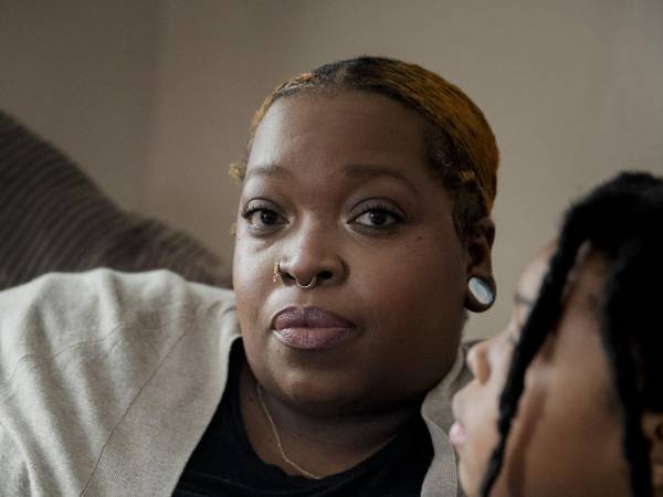 Expertos señalan que el descenso tiene explicaciones sociales importantes: muchas mujeres jóvenes están retrasando la maternidad para estabilizar primero su situación económica, educativa o laboral.