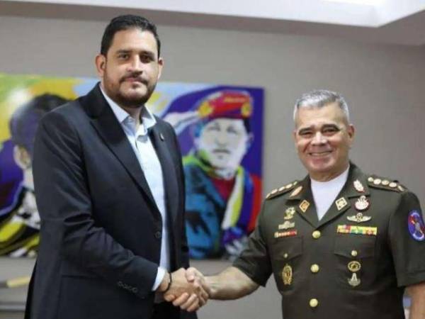 José Manuel Zelaya, entonces ministro de Defensa de Honduras, sosteniendo la mano de su homólogo de Venezuela, Vladimir Padrino.