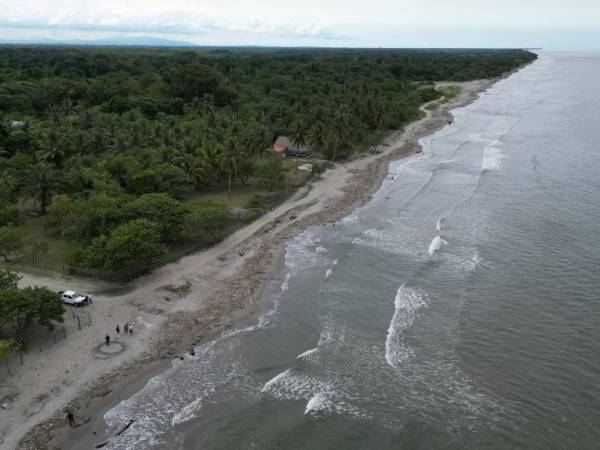 Desde la playa Benavista en Cuyamel, Omoa, hasta la barra del río Motagua hay que recorrer a pie aproximandamente 10 kilómetros. La basura de Guatemala es arrastrada por el río Motagua.