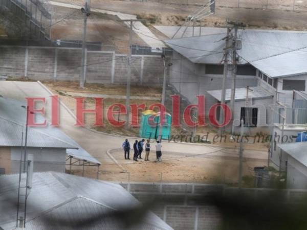 Las autoridades del centro, junto a fiscales del MP y militares, realizaron un recorrido por el centro penal de Siria en El Porvenir. Foto: Alex Pérez/EL HERALDO.