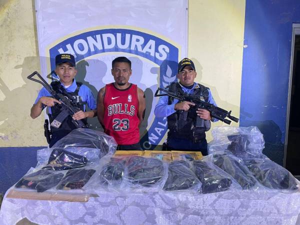 La Dirección Policial de Investigaciones (DPI) capturó al sospechoso Modesto Murillo, con indumentaria militar.