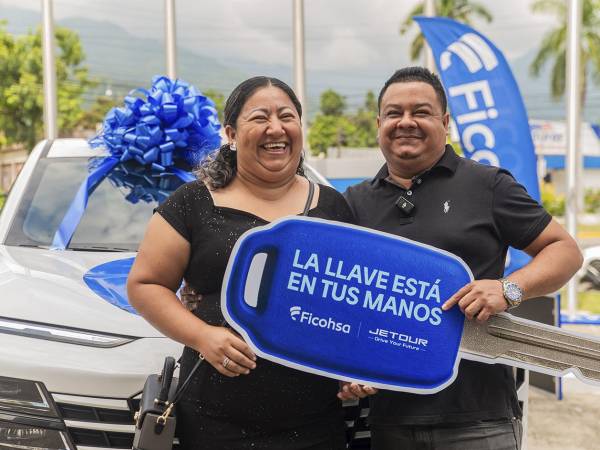 El ganador José Alfaro Arriaga recibió las llaves de su nuevo Jetour X1 Dashing gracias a Banco Ficohsa.