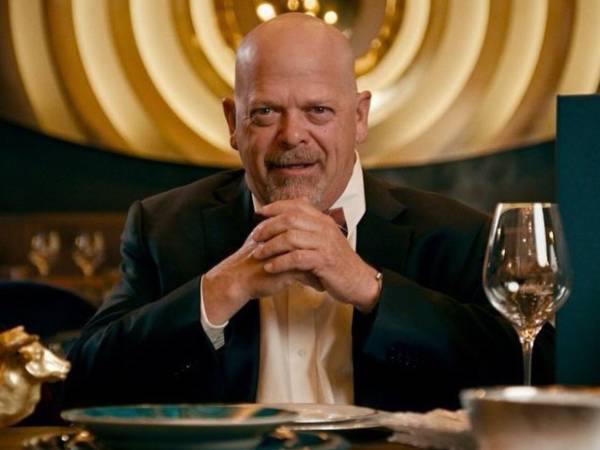 Rick Harrison, rostro del programa El precio de la historia de History Channel, formalizó su quinto matrimonio con Angie Polushkin durante una ceremonia celebrada el sábado en Las Vegas.