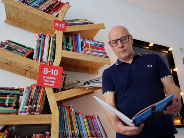 Un libro una rosa. Este año, quien compre un libro en el Redondel se irá a casa con una planta. Lo dijo Tolstói antes. El CCET lo hace realidad en Tegucigalpa.