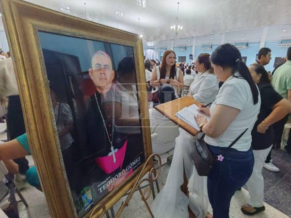 Feligreses de la iglesia católica velaron anoche y en la madrugada de este jueves los restos de monseñor Teodoro Gómez, quien fue obispo de la diócesis en Choluteca. Más fotografías a continuación.