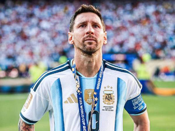 Lionel Messi ha tomado una de las decisiones más difíciles de su carrera y anunció su retiro de la Selección Argentina después de más de dos décadas defendiendo la camiseta albiceleste.