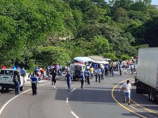 Una grua impactó contra un bus lleno de policías a la altura de la carretera CA-5.