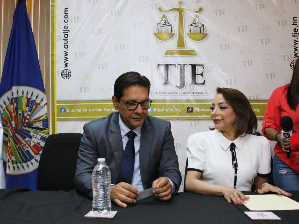 La magistrada Mirian Barahona, al igual que Mario Flores, son acusados por el Ministerio Público (MP), de haber trasgredido la ley al ordenar la inscripción de Jorge Cálix.