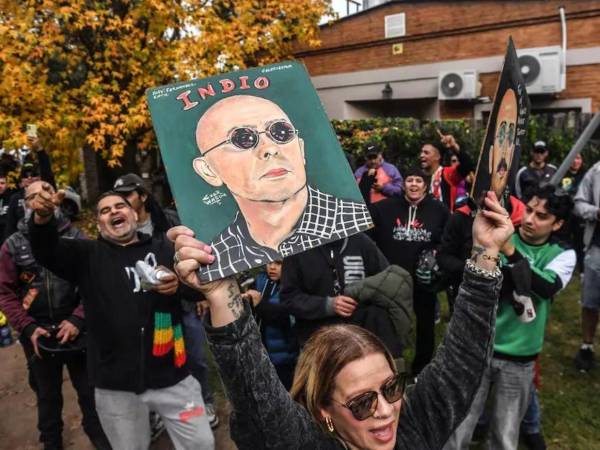 Con la muerte de Indio Solari, el rock argentino perdió a uno de los artistas más influyentes de su historia, quien forjó junto a Los Redondos un fenómeno cultural sin precedentes y que llegó a congregar multitudes de hasta 300 mil personas, pese a mantenerse al margen de la industria musical.