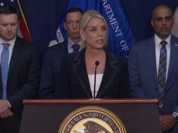 Pam Bondi, fiscal general de Estados Unidos, volvió a decir que Honduras sirve de puente aéreo para el tráfico de drogas.