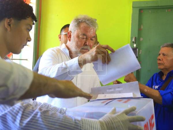Momento en el que Roberto Contreras ejercía el sufragio en la colonia Satélite de San Pedro Sula.