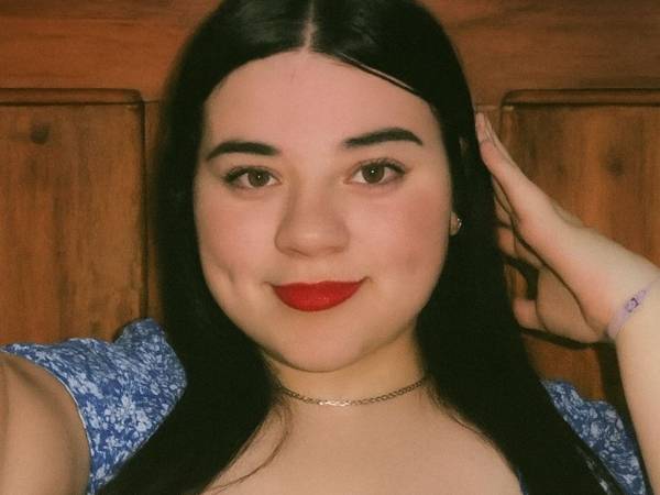 Familiares piden ayuda para encontrar con vida a Mariela Michelle Carbajal, una joven de 22 años que fue privada de su libertad durante un violento asalto en el sector de Dos Caminos, Villanueva, Cortés, al norte de Honduras. ¿Qué se sabe de su desaparición? Aquí le damos los detalles: