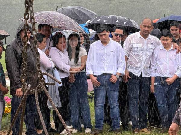 Bajo un cielo gris y lluvioso que parecía unirse al sentimiento de tristeza de la comunidad, los restos de Valeria Alvarado Borjas, la estudiante de Medicina que fue raptada y asesinada recientemente, fueron sepultados este lunes 23 de febrero en un cementerio del municipio de El Progreso, Yoro.