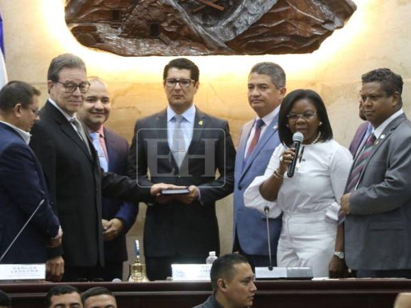 Momento en que Arístides Mejía hace su declaración jurada en el cargo.