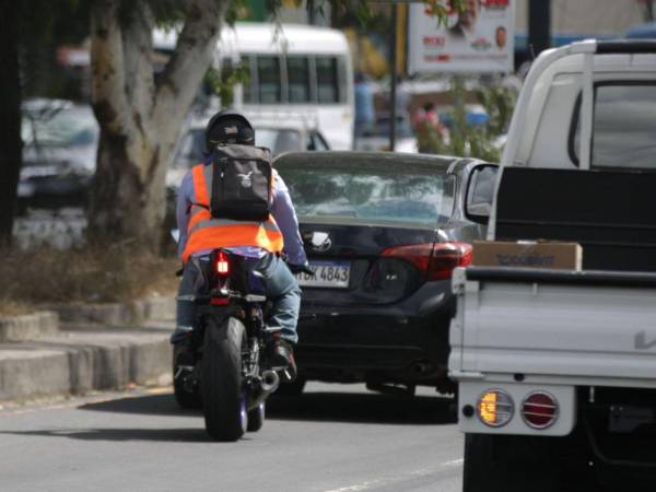 Los conductores de motocicleta deben andar con su chaleco reflectivo de color anaranjado, según el director de Tránsito.