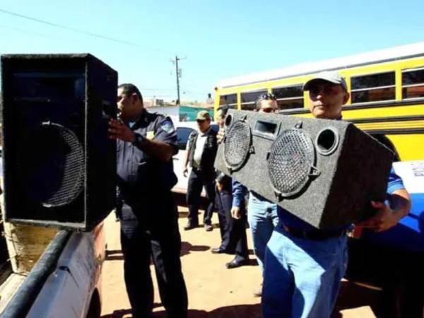 Los límites de volumen permitidos son de 50 decibeles en zonas residenciales y 85 decibeles en áreas comrciales, según lo establecido por la Alcaldía del Distrito Central.
