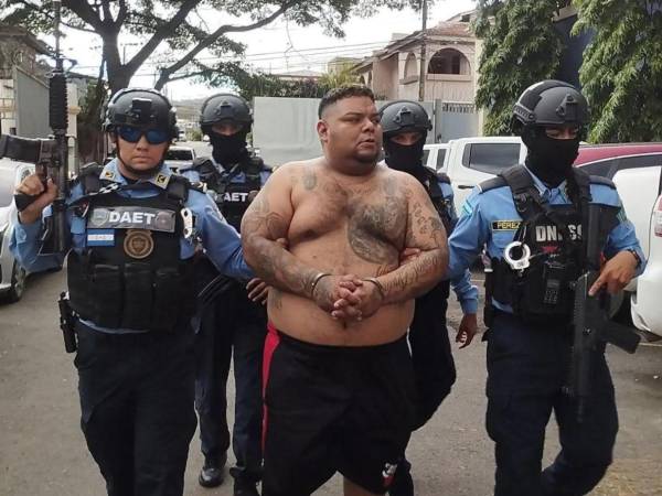 La Unidad Fiscal de Operaciones Especiales (UF-OPE) logró que un juez decretara la detención judicial contra Ronal Antonio López Valle, alias “Cabeza de Toro” y presunto integrante de la Pandilla 18, acusado de los delitos de asociación terrorista, tráfico ilegal de armas de fuego de uso prohibido y tráfico de municiones de uso prohibido.