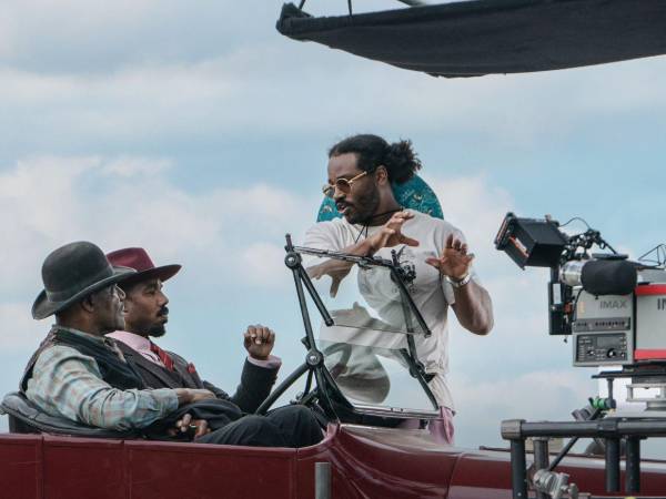 Delroy Lindo, Michael B. Jordan y el director Ryan Coogler, en un momento del rodaje de Sinners. Foto cedida por Warner Bros. Pictures.