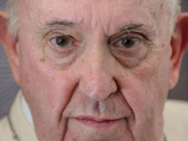 A lo largo de sus años, el papa Francisco ha presentado diversos problemas respiratorios que han dificultado su salud, que lo han llevado a ser hospitalizados en varias ocasiones.