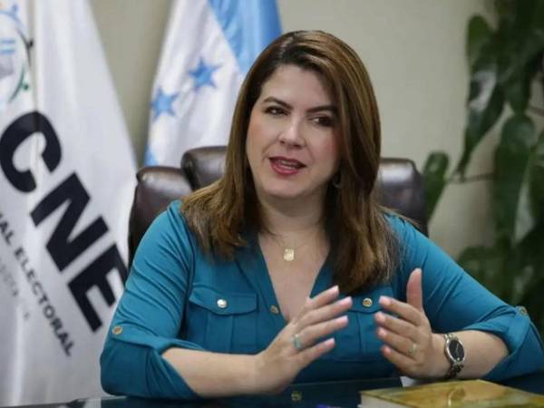 La consejera del CNE, Cossette López, denunció ser víctima de ataques y violencia política y de género.