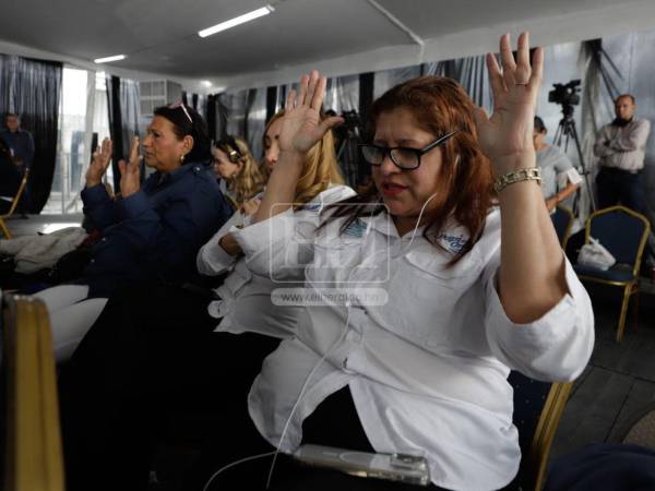 Nacionalistas congregados en la sede del Partido Nacional, protagonizaron un momento de oración, en medio de una jornada electoral intensa por el escrutinio de votos a nivel presidencial.