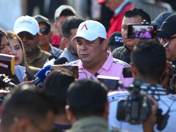 Jorge Aldana, alcalde del Distrito Central, se pronuncia desde la carpa instalada en el plantón en el Centro Logístico Electoral (CLE), ubicado en el Instituto de Formación Profesional (Infop).