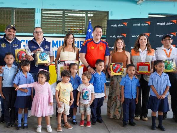 El alcalde del Distrito Central Juan Diego Zelaya junto a las autoridades que forman la alianza en beneficio de los centros infantiles en la ciudad.