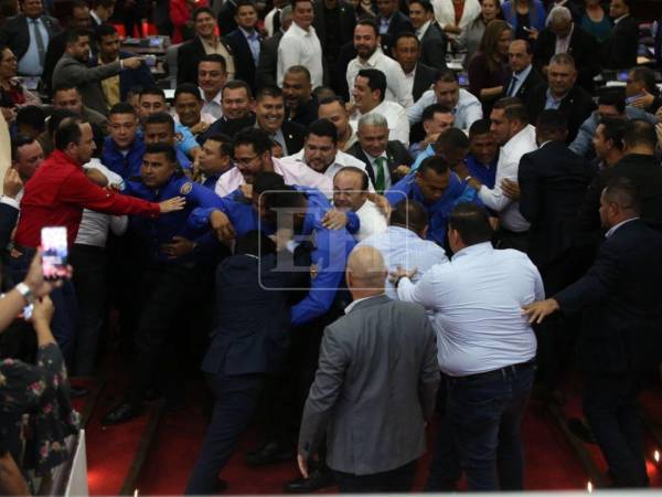 La tensión acumulada por el juicio político en contra Johel Zelaya detonó en un violento enfrentamiento físico entre diputados de distintas bancadas en el Congreso Nacional, durante la sesión de este miércoles 24 de marzo. A continuación las imágenes y los detalles del caos.