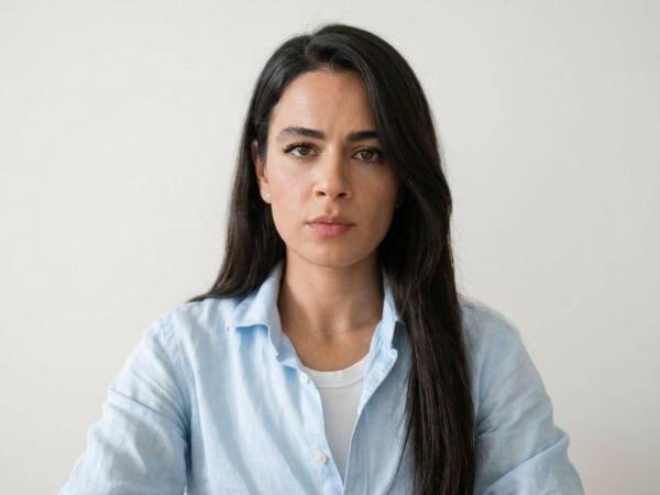 La cantante iraní Hiva Seyfizadeh fue condenada a cuatro años de prisión por incitación a la corrupción y la prostitución tras ser arrestada en un concierto en Teherán el año pasado en presencia de hombres, según denunció este miércoles la ONG de derechos humanos con sede en Washington HRANA.