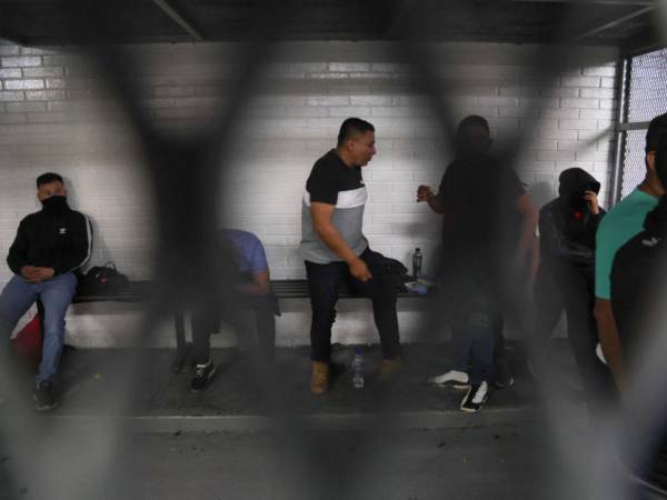 Un grupo de agentes del Sistema Penitenciario (SP) de Guatemala esperan audiencia en la Torre de Tribunales este sábado, en Ciudad de Guatemala (Guatemala).