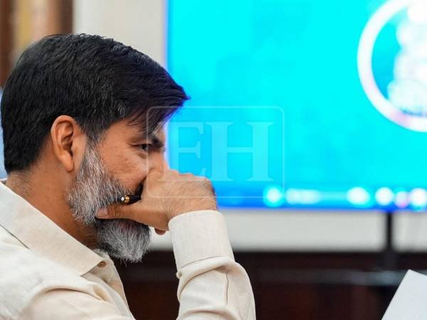 Durante su comparecencia Johel Zelaya en vez de desmontar con claridad los señalamientos en su contra, recurrió varias veces a fórmulas generales, trasladó responsabilidades a terceros y respondió con argumentos políticos y personales a interrogantes que exigían explicaciones puntuales.