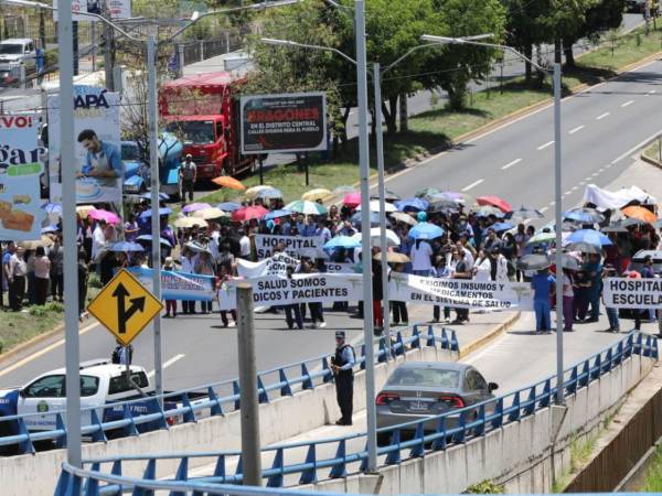 Luego de la asamblea extraordinaria, los médicos salieron a las calles, bloqueando los carriles del bulevar Fuerzas Armadas en la capital.