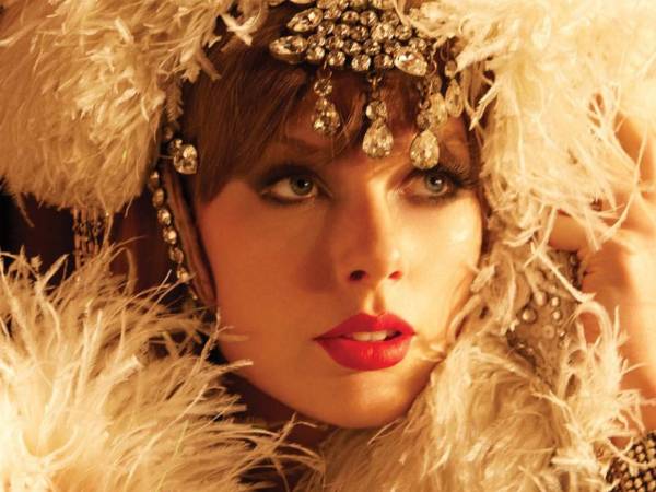 El disco, inspirado en figuras como Ofelia y Elizabeth Taylor, llega tras el éxito de The Eras Tour y recupera la colaboración de los productores suecos Max Martin y Shellback, en un giro sonoro que muchos comparan con 1989 y Reputation.