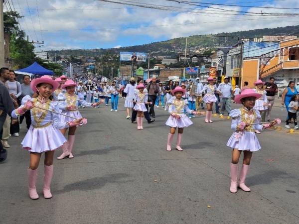 Desde distintos puntos de la capital de Honduras, cientos de estudiantes deslumbran hoy con sus presentaciones en este aniversario patrio. Diferentes escuelas muestran con orgullo y entusiasmo sus cuadros este día. Aquí las imágenes: