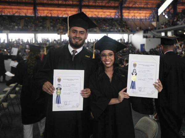 Autoridades de la Universidad Nacional Autónoma de Honduras (UNAH) encabezaron la ceremonia de graduación donde 1,283 jóvenes recibieron su título profesional en Tegucigalpa.