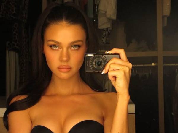 Nicola Peltz Beckham se ha consolidado como uno de los rostros más influyentes de su generación. Su matrimonio con Brooklyn Beckham la ha situado en el centro de una de las familias más mediáticas, pero ha sabido mantener una identidad propia como icono de estilo retro