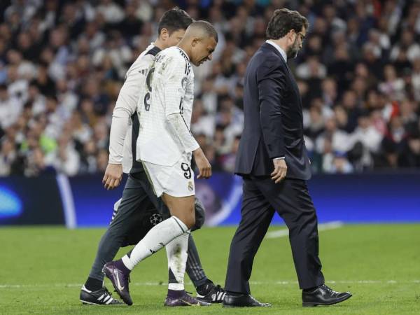 El francés Kylian Mbappé salió lesionado del aprtido de Real Madrid ante Arsenal.