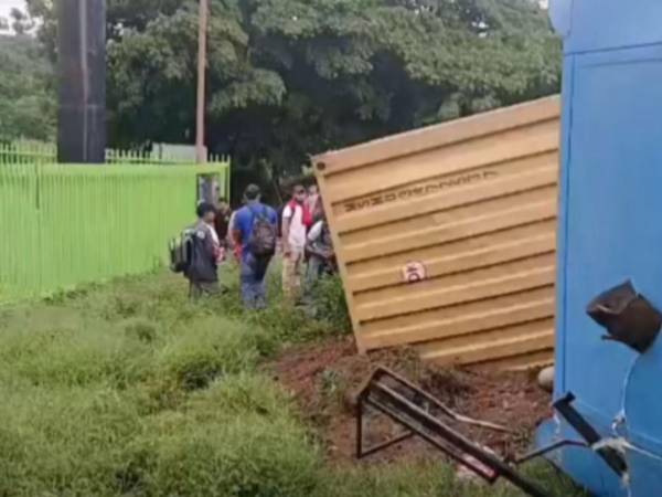 Una mujer murió al ser aplastada por un contenedor de rastra en San Pedro Sula; se investiga si hay otra víctima.