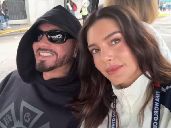 Melanie Pavola, influencer y modelo mexicana con presencia en redes sociales y en plataformas de contenido para adultos, encendió en los últimos días una controversia que involucra directamente al cantante colombiano J Balvin.