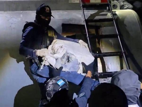 Los equipos de la Policía Nacional interceptaron la cisterna en El Progreso, Yoro donde incautaron 60 paquetes de droga y fueron capturadas tres personas.