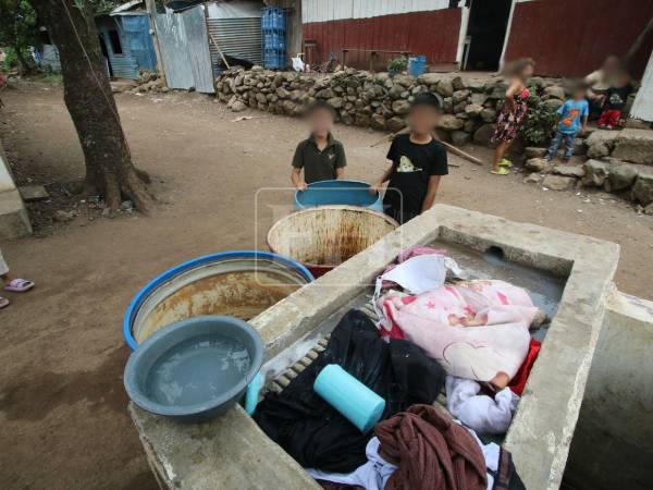 En la colonia El Amatillo, en las alturas de Comayagüela, conseguir agua representa un gasto semanal para la familia Liliana Aguiluz. Su vivienda no cuenta con conexión a la red municipal, por lo que depende de una cisterna y de un sistema artesanal para captar lluvia.