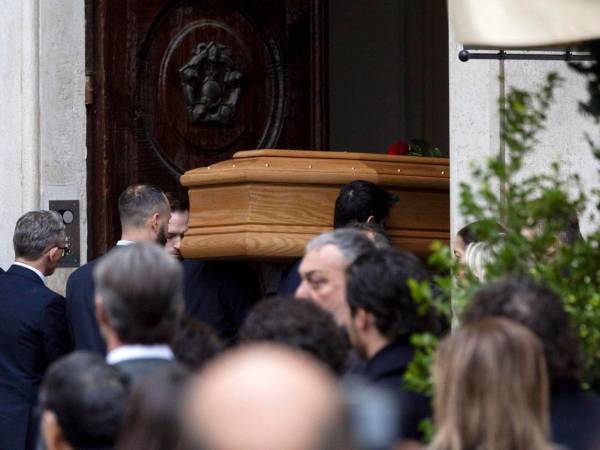 La capilla ardiente de Valentino en Roma ha abierto sus puertas para despedir al último gran emperador de la alta costura italiana, un creador irrepetible que, tras su fallecimiento a los 93 años, deja un legado eterno en la historia de la moda y un vínculo indisoluble con la capital italiana.