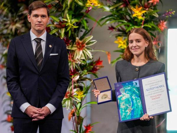 De manos del presidente del Comité Nobel, Jorgen Watne Frydnes, Ana Corina Sosa, recibió el premio en nombre de su madre, María Corina Machado.