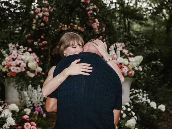 Las recientes apariciones públicas de Taylor Swift en Nueva York han despertado una ola de especulaciones entre sus seguidores, quienes sospechan que la artista podría estar preparando su boda con Travis Kelce y que sus recientes cenas con amigas formarían parte de ese proceso.