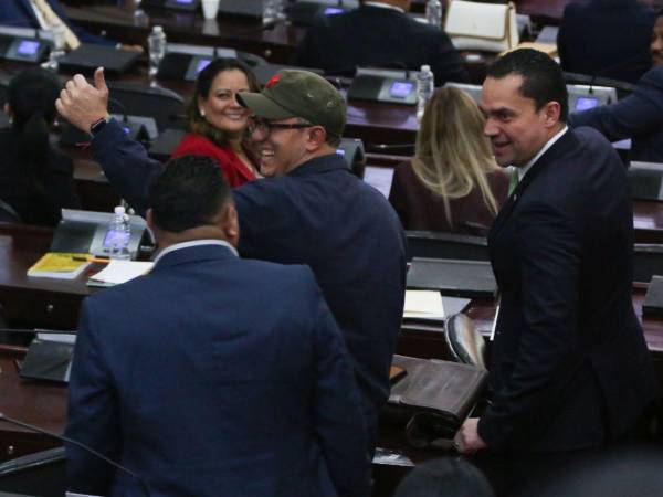 La gorra con una estrella roja de uso diario del diputado de Libre, Edgardo Casaña, es la causa de una singular disputa con el presidente de la Cámara, Tomás Zambrano, quien le pide que por respeto no la use en el hemiciclo.