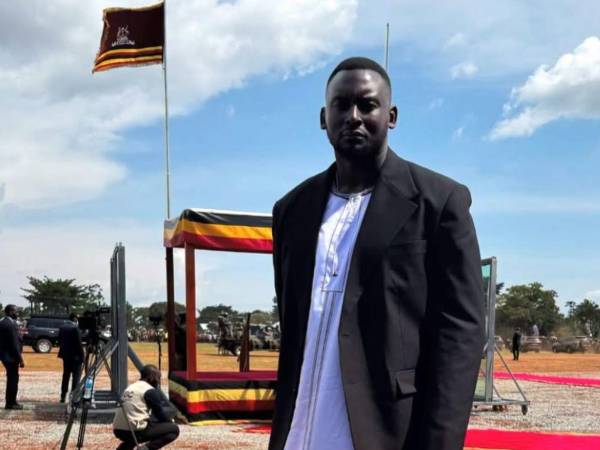 Un día portero de un equipo no profesional de Londres, al día siguiente, rey de una monarquía en Uganda. Esto le ha ocurrido a George Desmond Kamurasi, capitán del SE Dons, un humilde club de las afueras de Londres, que de la noche a la mañana se ha convertido en rey de alrededor de 800,000 personas en Uganda.
