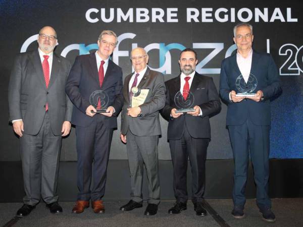 Manuel Dávila, vicepresidente ejecutivo de Banco Atlántida, recibió en Guatemala el reconocimiento para Grupo Financiero Atlántida, organizada por la revista Estrategia y Negocios.