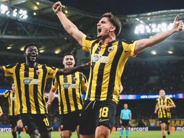 Razvan Marin anotó el gol del triunfo del AEK Atenas desde tiro libre.