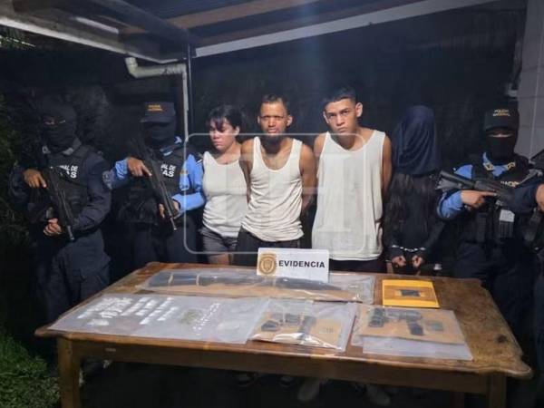 Armas, municiones, droga y un vehículo fueron decomisados durante el operativo policial.